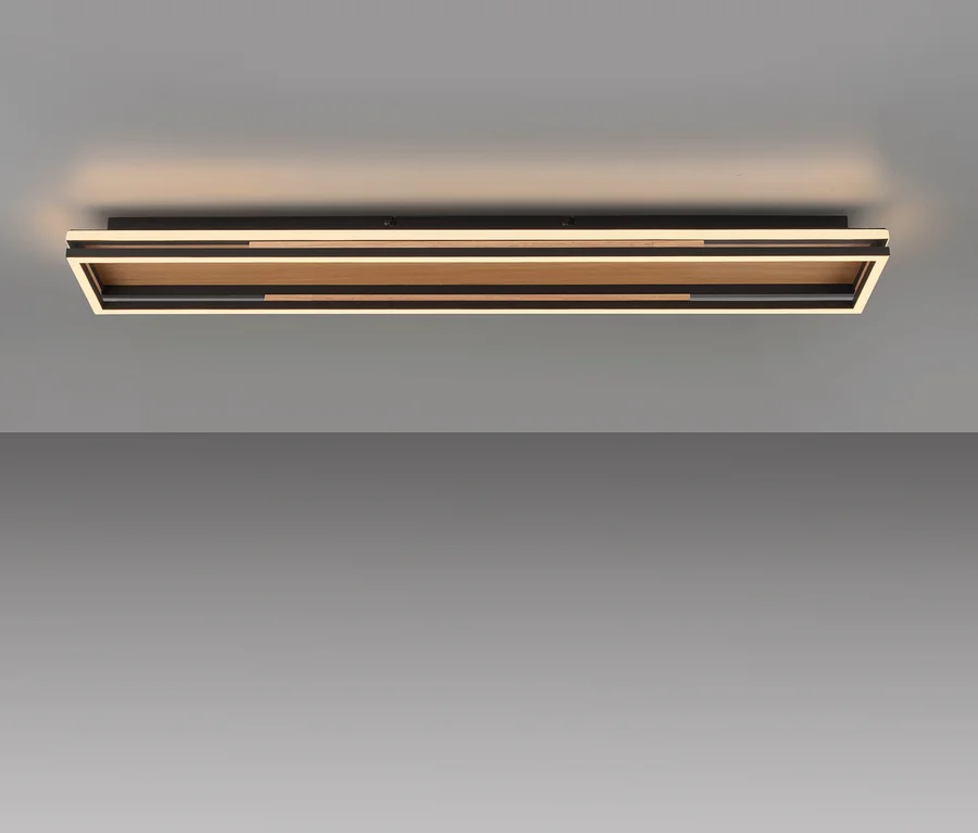 Lange, rechteckige Deckenleuchte mit schwarzem Rahmen und heller Holzoptik-Innenfläche, die warmweißes LED-Licht abgibt.