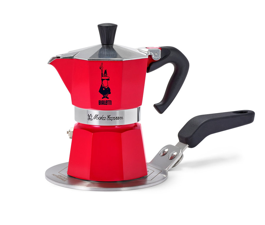 Ein roter Bialetti Moka Express Kocher steht auf einer silbernen Adapterplatte.