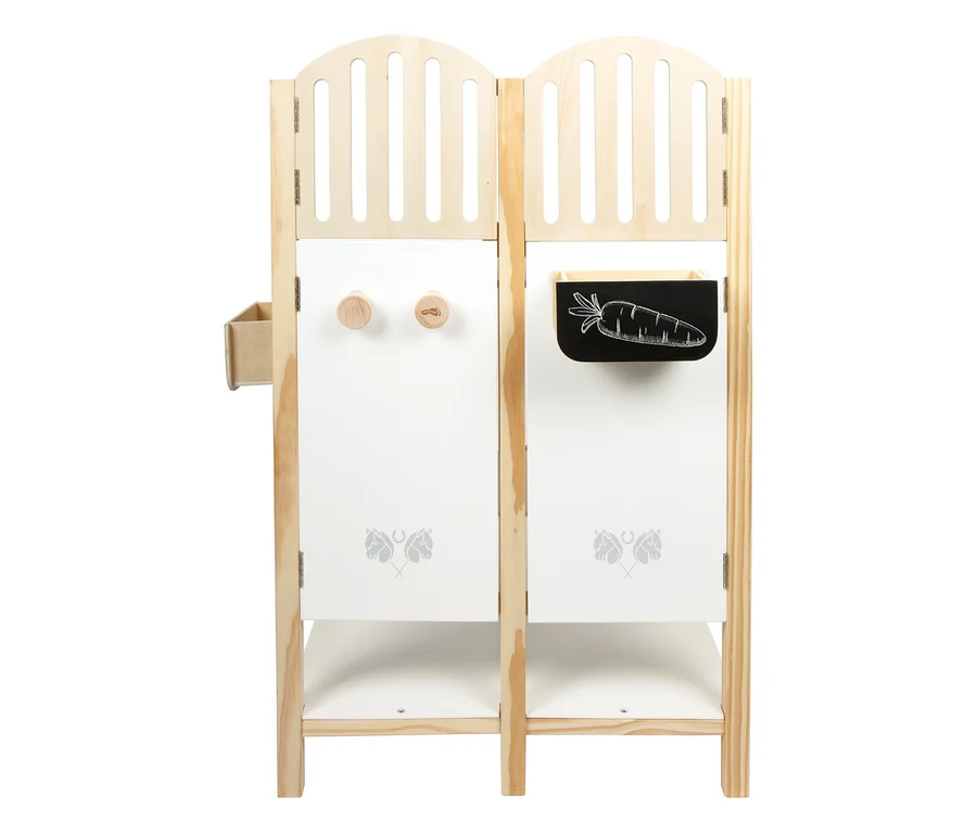 Der small foot Hobby-Horse-Pferdestall hat zwei Boxen mit Ablagen, Haken und einer Karotten-Tasche.