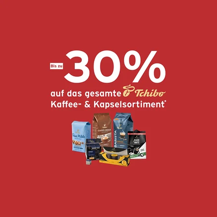 Roter Hintergrund mit der Aufschrift „Bis zu 30% auf das gesamte Tchibo Kaffee- & Kapselsortiment*“. Darunter sind verschiedene Tchibo Kaffeeprodukte abgebildet: blaue, braune und schwarze Beutel mit Kaffeebohnen oder gemahlenem Kaffee sowie blaue und gelbe Packungen mit Kaffeekapseln.