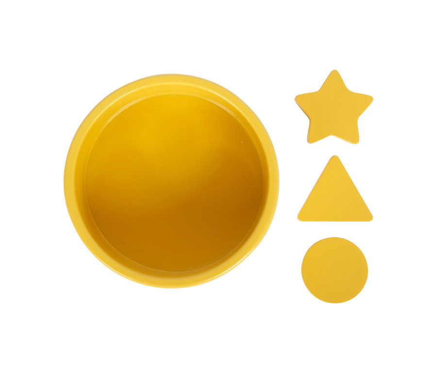 Gelbes small foot Montessori-Bundle 1, bestehend aus einer runden Schale und drei geometrischen Formen: einem Stern, einem Dreieck und einem Kreis.