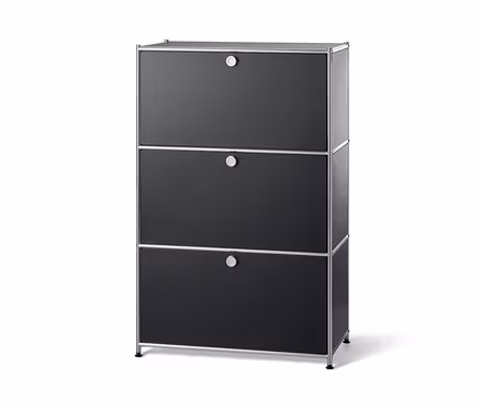Schwarzes Metallregal mit drei Klappfächern.