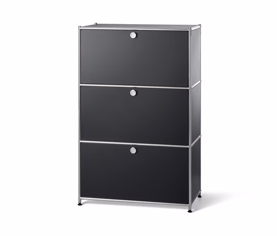 Schwarzes Metallregal mit drei Klappfächern.