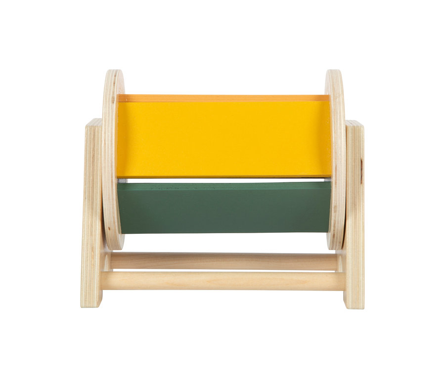 Hölzernes Montessori-Spielzeug small foot Montessori-Bundle 3: eine rotierende Walze mit gelber und dunkelgrüner Hälfte in einem Naturholzrahmen.