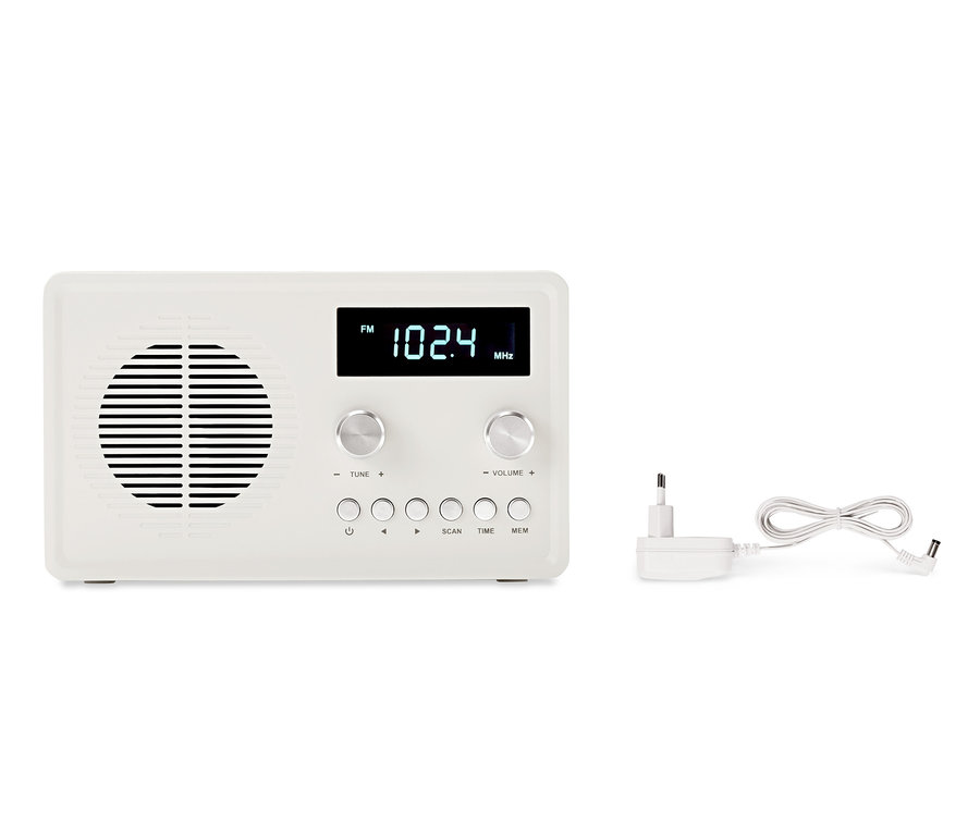 Ein weißes digitales FM-Kompaktradio und ein Netzkabel auf weißem Hintergrund.