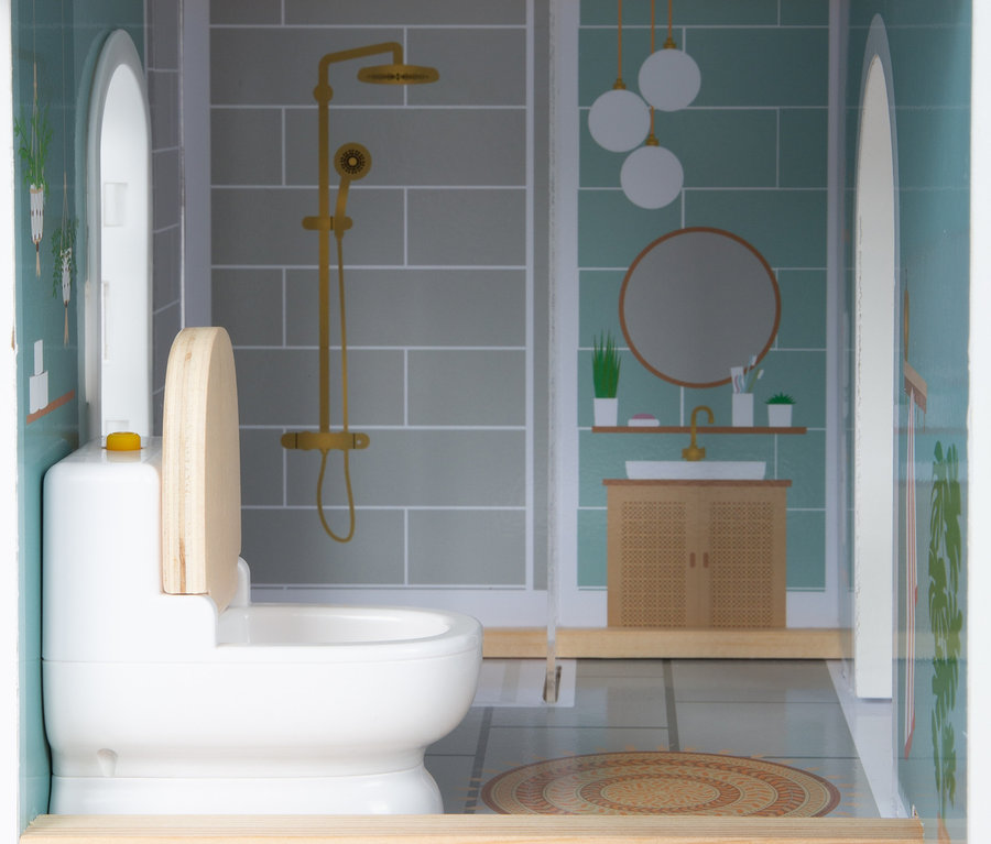 Detailansicht Badezimmer im small foot Puppenhaus mit Dachterrasse, mit Toilette, Dusche, Waschbecken und Spiegel.