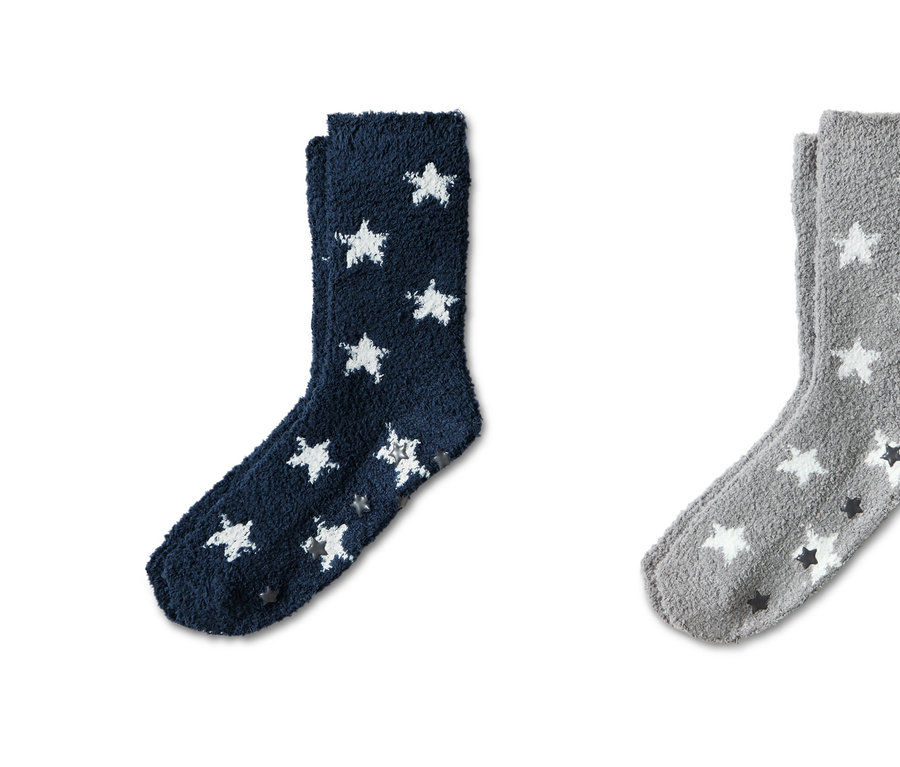 Zwei Paar Kuschelsocken mit Sternen, ein Paar dunkelblau und ein Paar grau.