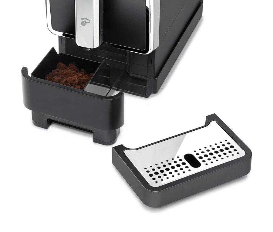 Detailansicht eines »Esperto Caffè« Tchibo Kaffeevollautomaten in Anthrazit mit Abtropfschale.