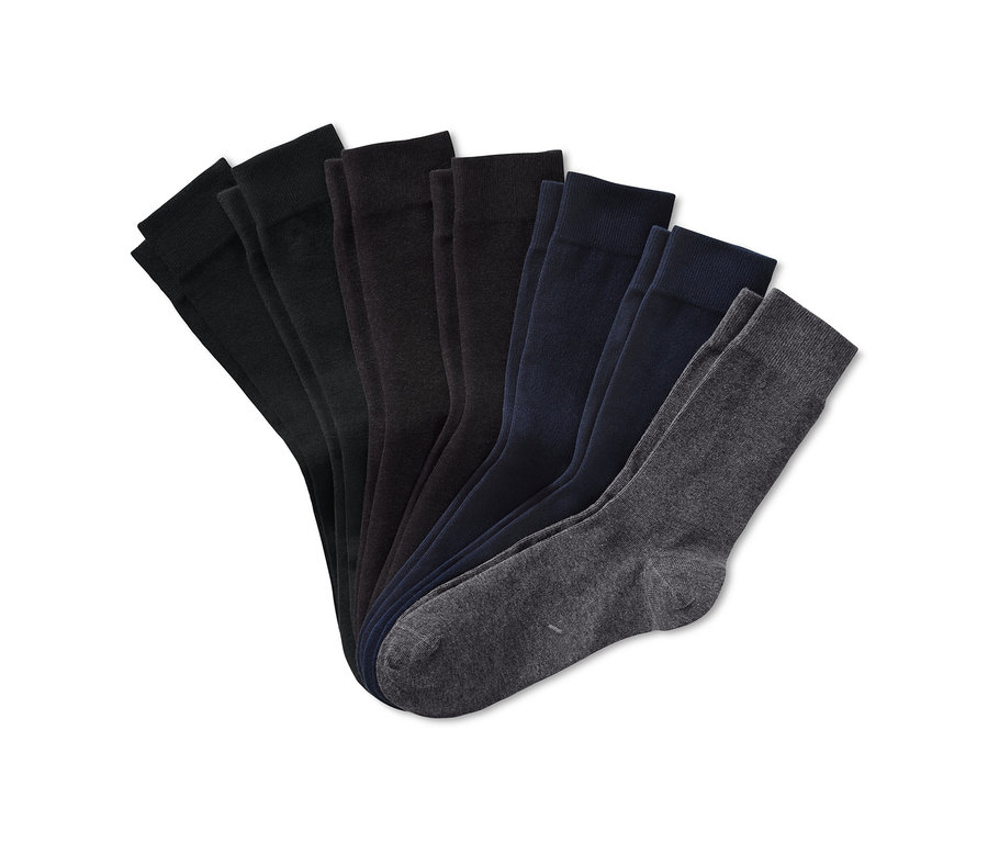 Sieben Paar Socken in verschiedenen Farben auf weißem Hintergrund.