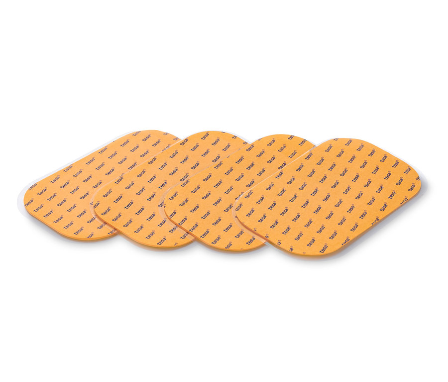Vier Teppich-Antirutsch-Pads liegen auf einem weißen Untergrund.