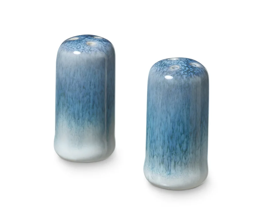 Zwei blaue Mini-Salzstreuer.