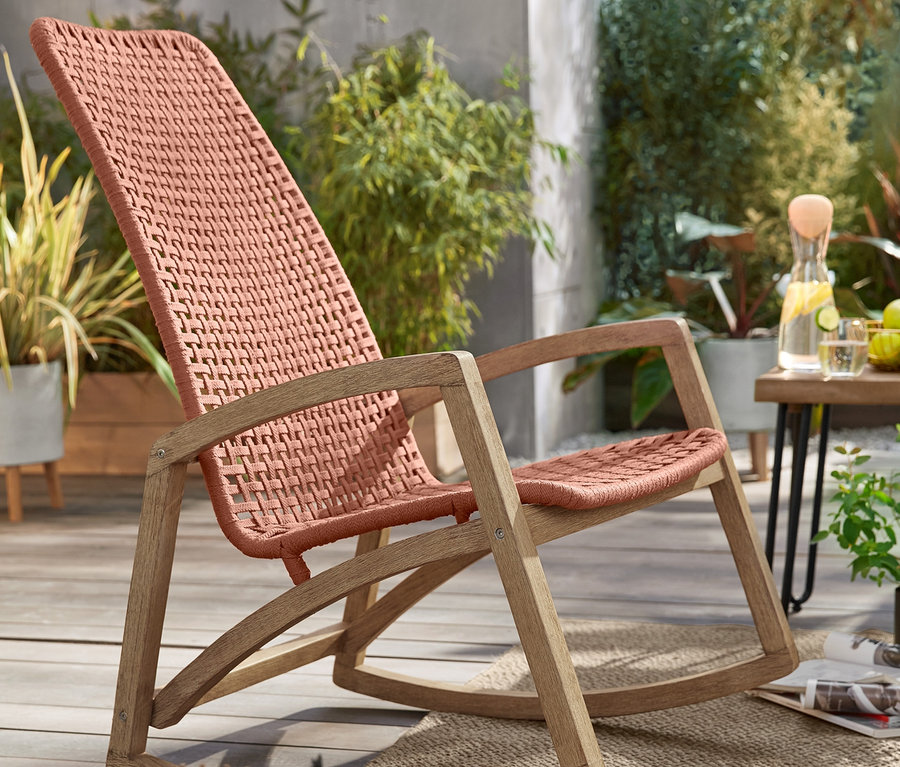 Garten-Schaukelsessel »Rope« und Windlicht mit LED-Kerze auf einer Terrasse. Im Hintergrund: 2 Metall-Konsolentische in Betonoptik und ein Garten-Beistelltisch.