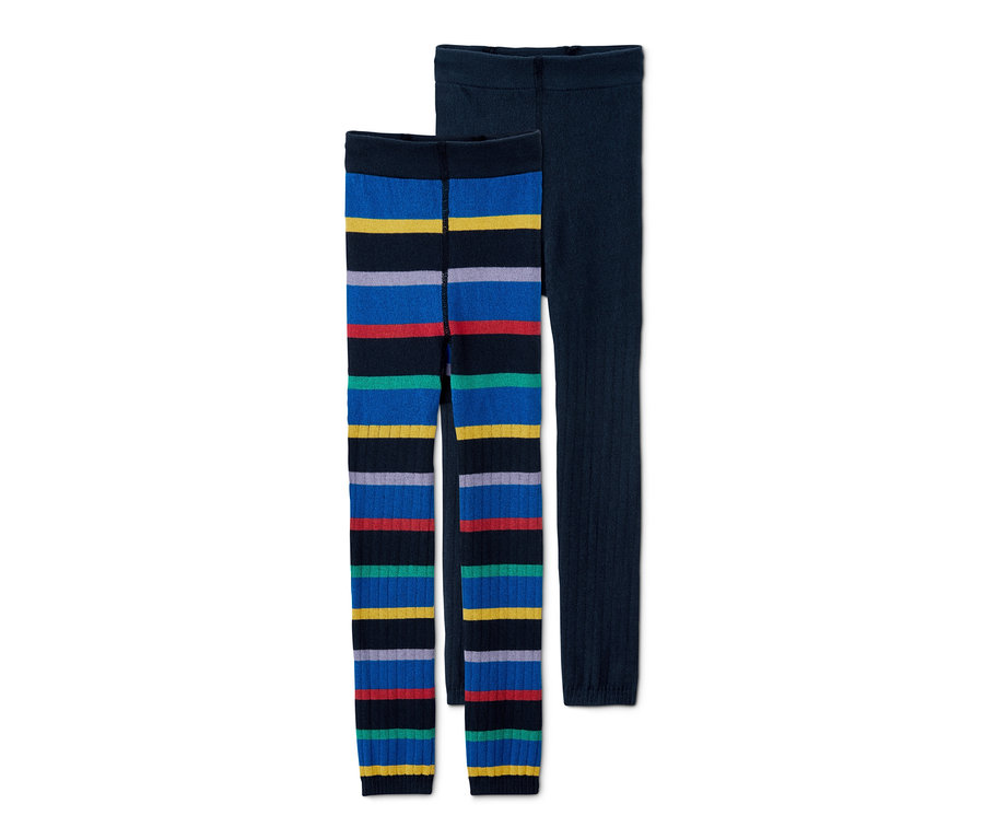 Zwei Strickleggings: eine gestreift, die andere einfarbig dunkelblau.
