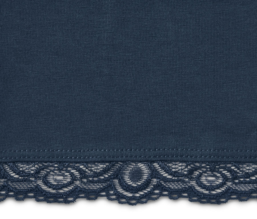Detail einer dunkelblauen 3/4-Leggings mit Spitzenborte.