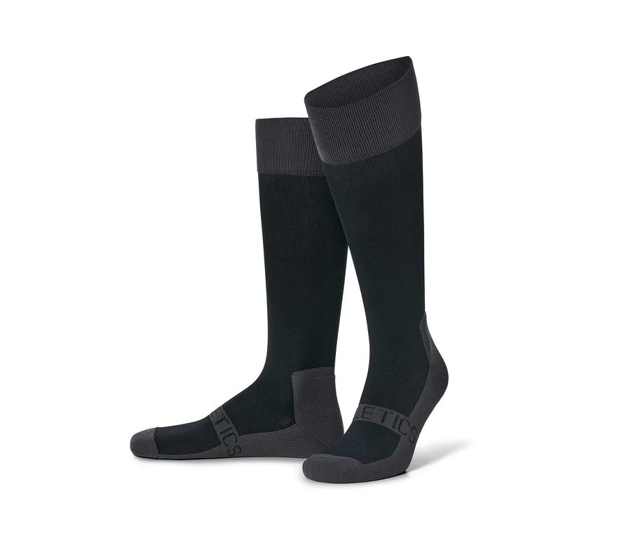 Zwei schwarze Sport-Kompressionsstrümpfe.