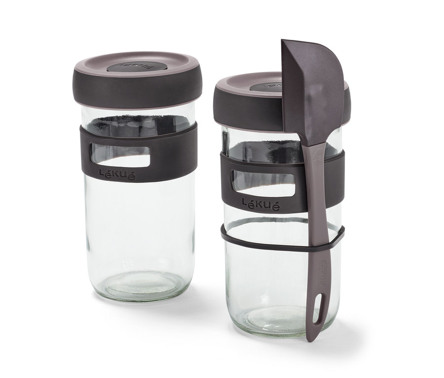 Zwei Gläser aus dem Sauerteig-Starter-Set und ein grauer Spatel.