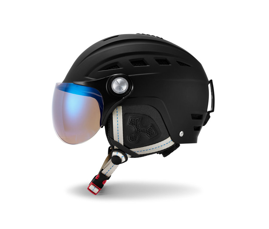 Schwarzer Hardshell-Ski- und Snowboard-Helm mit Visier auf weißem Hintergrund.