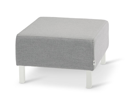 Hellgraues Lounge-Sofa mit Sunbrella®-Stoff auf weißem Hintergrund.