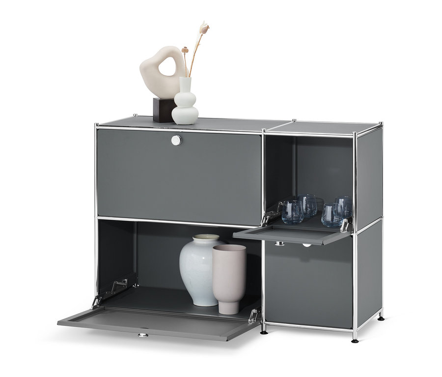 Graues Sideboard »CN3« mit 4 Klappen, mit Vasen und Gläsern.