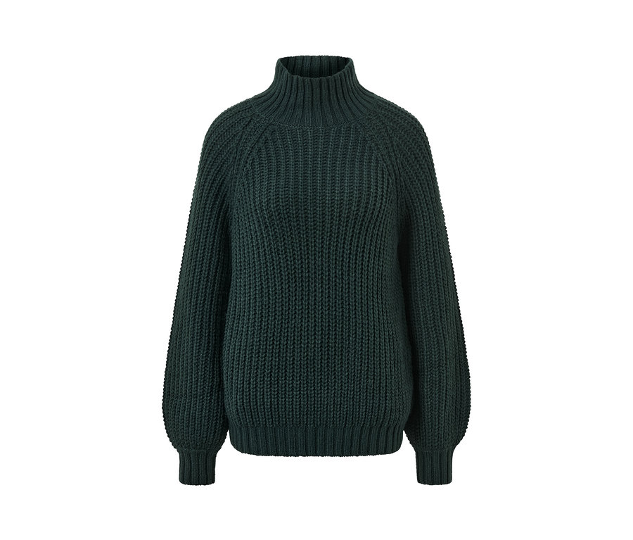 Dunkelgrüner Strickpullover mit Stehkragen.