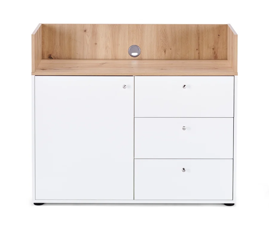 Ein Sideboard mit Schubladen und Tür, weißen Fronten und einer hölzernen Oberseite.