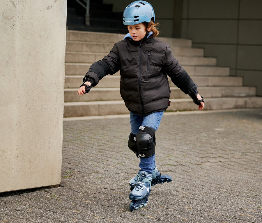 Junge auf HUDORA Inline Skates »Leon 2.0« mit Schützern und Helm.