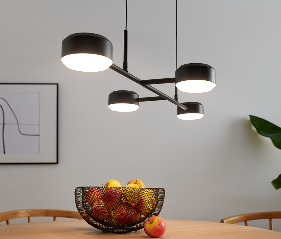 LED-Hängeleuchte, 4-flammig, über einem Tisch mit Obst.