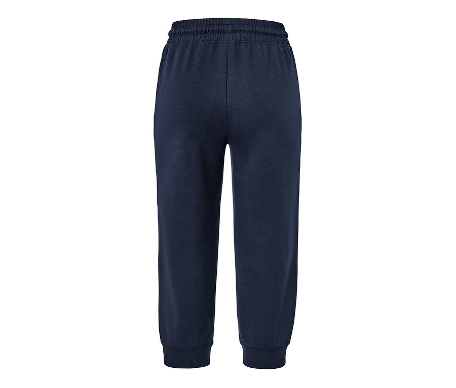 Eine marineblaue 3/4-Sporthose.