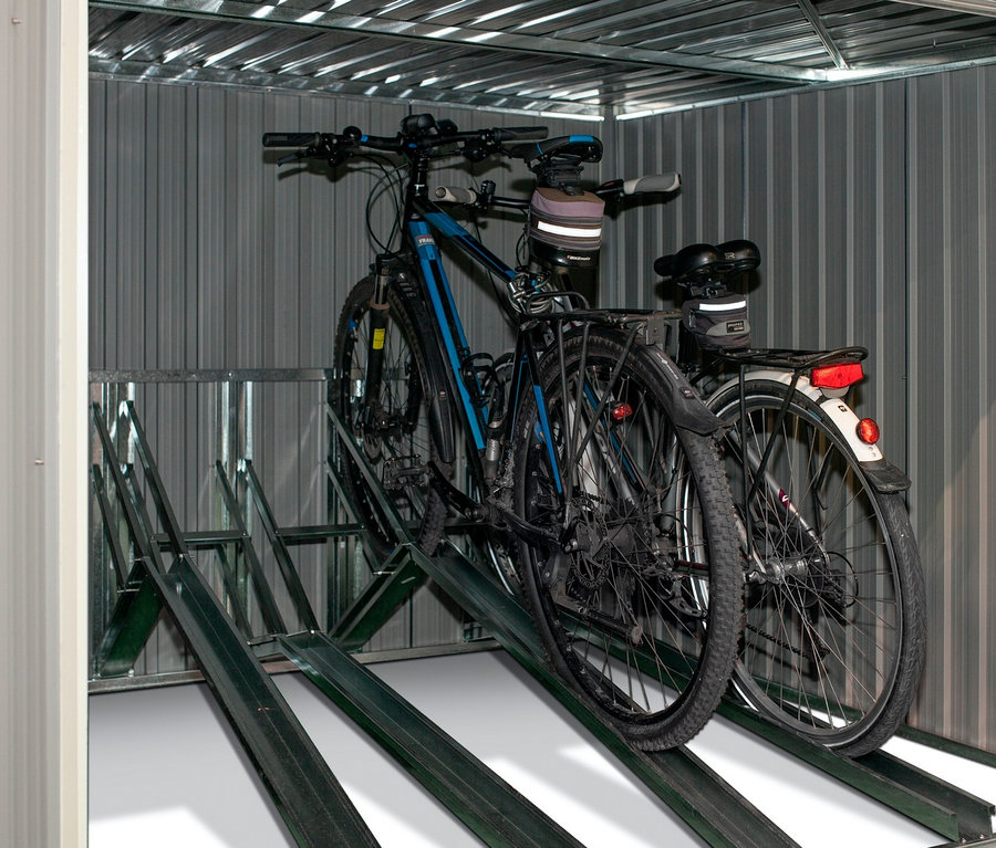 Zwei Fahrräder in einer Fahrradgarage aus Metall.