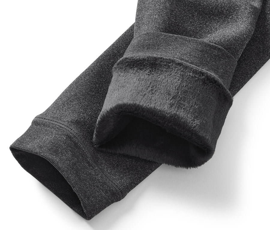 Detailaufnahme einer grauen, gefütterten Leggings.