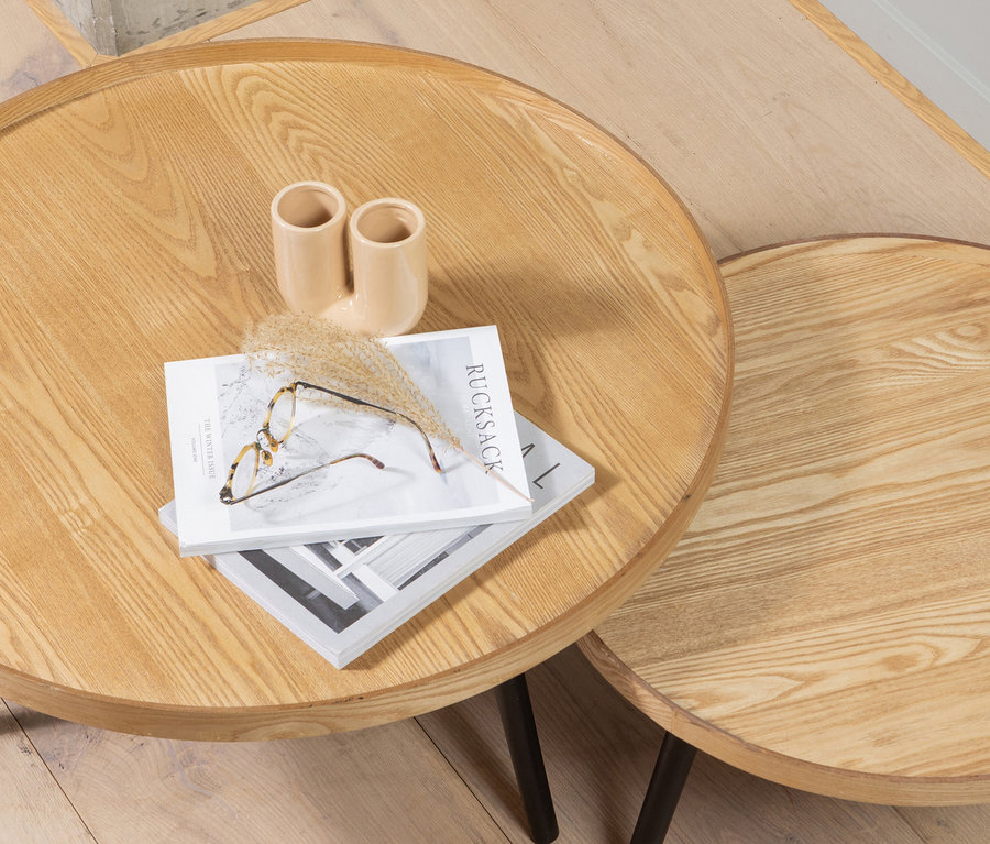 Zwei Holztische, auf dem größeren Tisch liegen Bücher, eine Brille und eine Vase. Auf dem Tisch steht ein Woood Beistelltisch »Mesa L« aus Holz, naturfarben.
