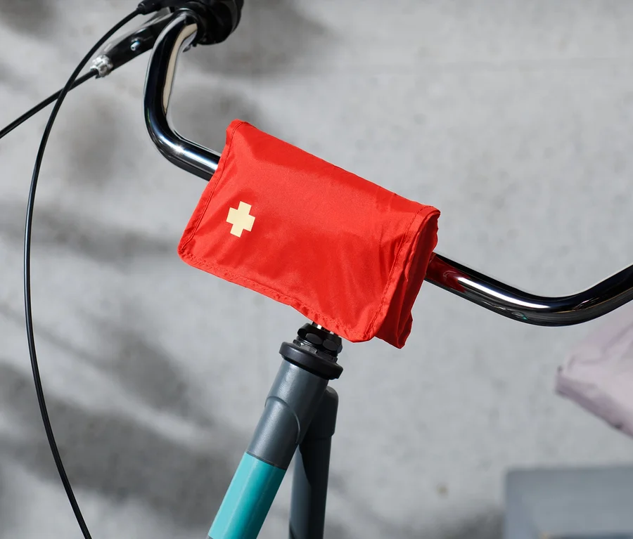 Eine Erste-Hilfe-Fahrradtasche ist am Lenker eines Fahrrads befestigt.