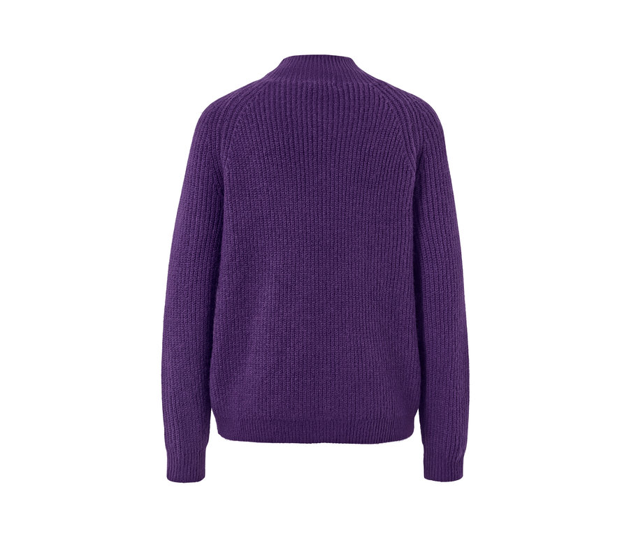 Lila Grobstrickpullover mit Stehkragen.