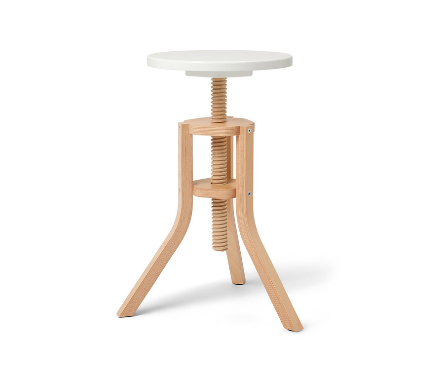 Detailaufnahme eines Spindelhockers mit weißer Sitzfläche und hellem Holzgestell.