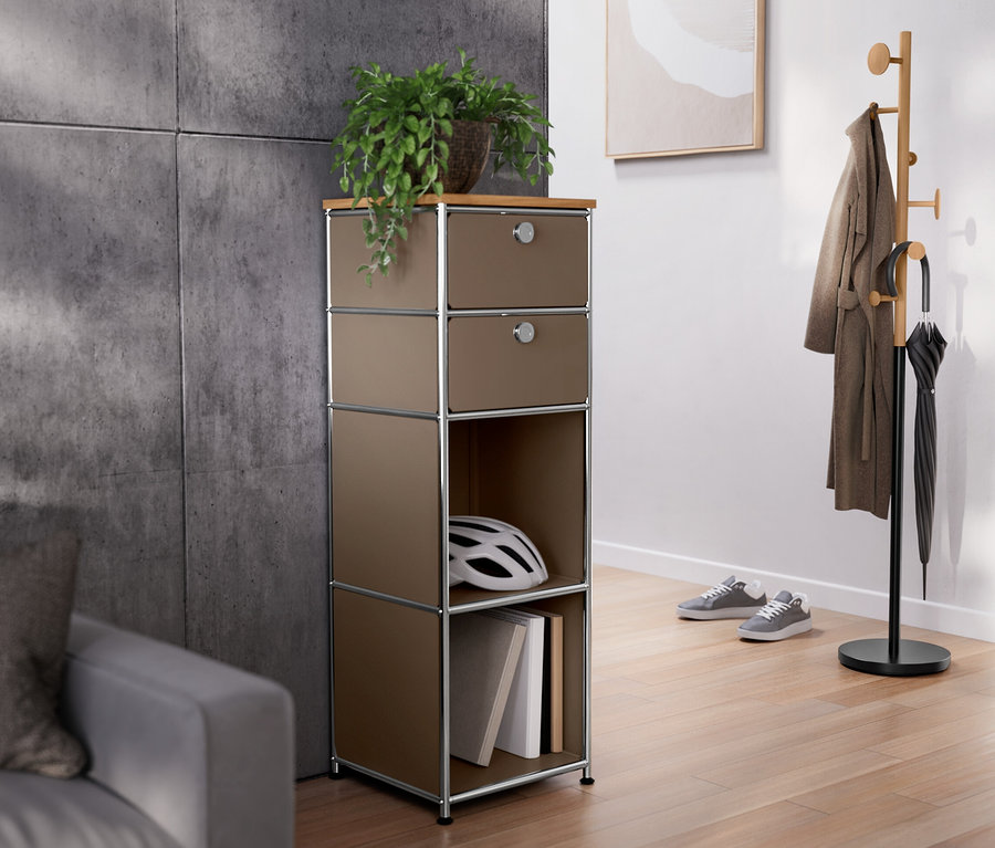 Eine schmale Kommode Metall »CN3« mit Holzplatte und 2 Schubladen in Taupe, ein Garderobenständer und eine schmale Kommode Metall »CN3« mit Holzplatte und 2 Schubladen in Weiß.