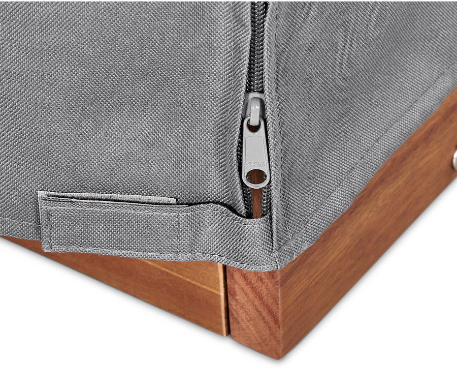 Detailaufnahme einer grauen Premium-Abdeckhaube für einen Strandkorb XL mit Holzrahmen und Reißverschluss.
