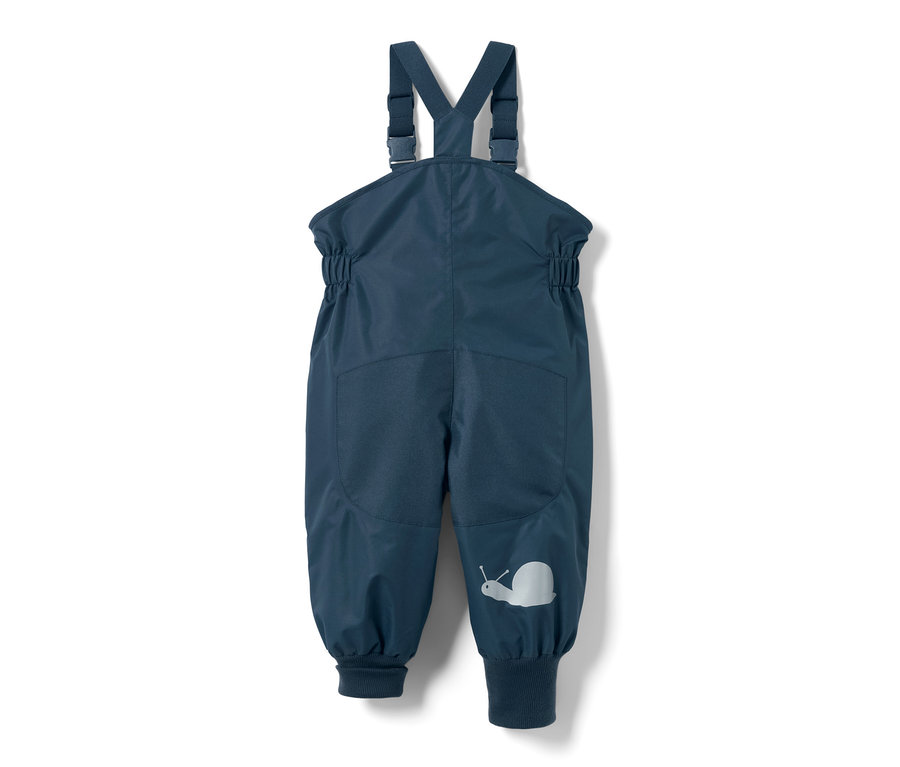 Dunkelblaue Kleinkinder-Regenhose mit Latz und Schneckenbild am Bein.