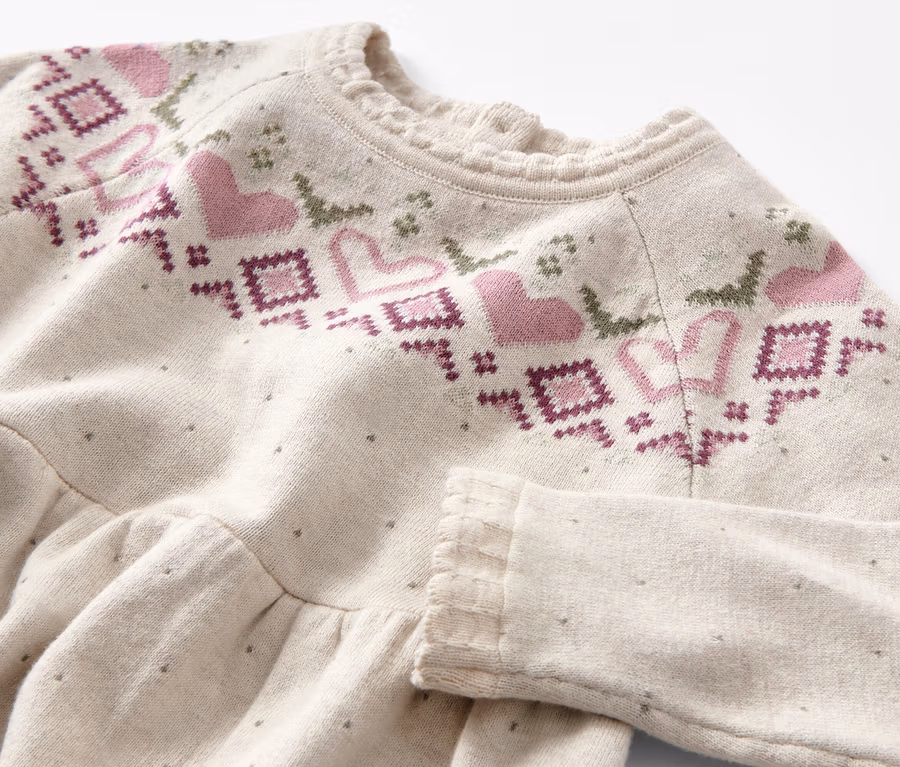 Detailansicht eines Kinder-Strick-Kleids mit Norwegermuster.