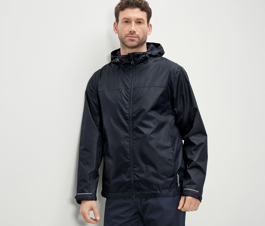 Mann trägt eine Unisex-Regenjacke.