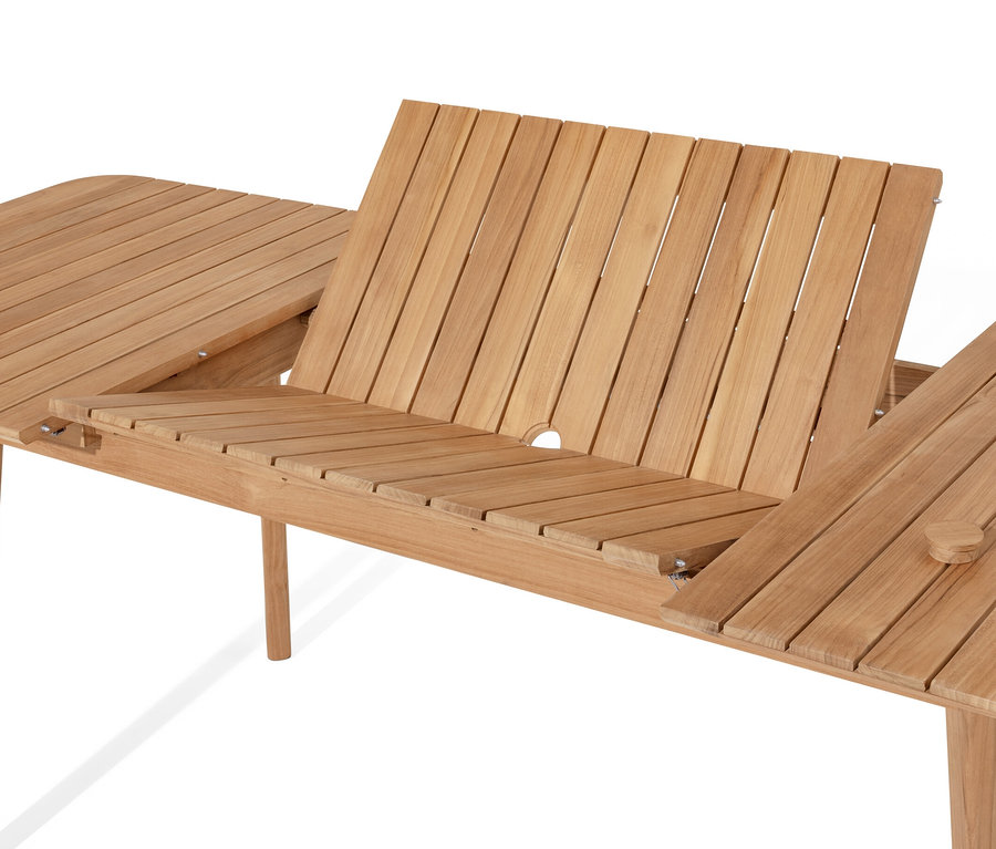 Detailansicht eines Teak-Ausziehtischs.