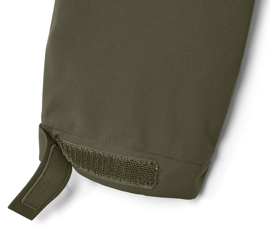 Detail einer olivgrünen Outdoorjacke mit Klettverschluss am Ärmel.