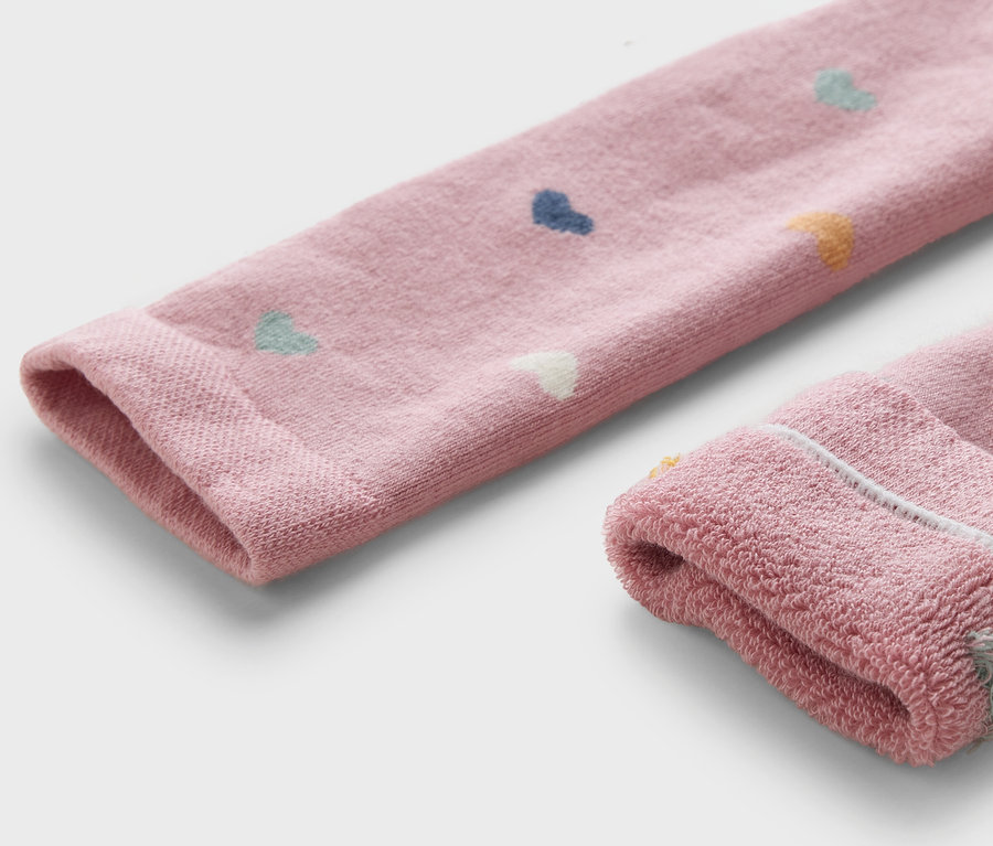 Detailaufnahme von Kinder-Thermoleggings mit Herzchenmuster.