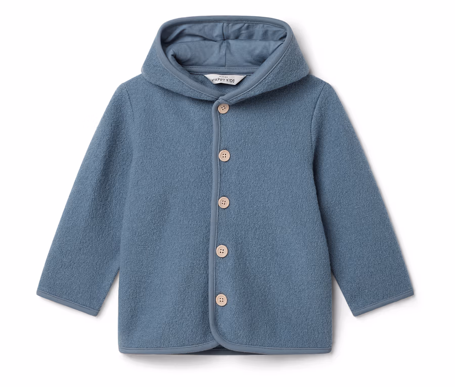 Blaue Kinderjacke mit Kapuze und Knöpfen.