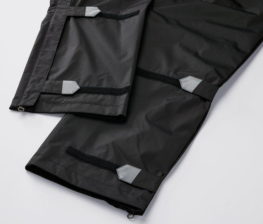 Detailaufnahme einer schwarzen High-Tech-Regenhose.