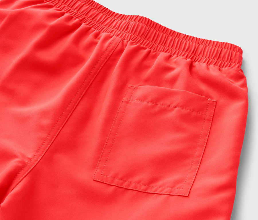 Detailaufnahme von roten Kinder-Boardshorts mit Gummibund und Gesäßtasche.