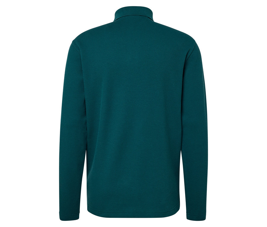 Detailansicht der Rückseite eines blaugrünen langärmeligen Pullovers mit Stehkragen.
