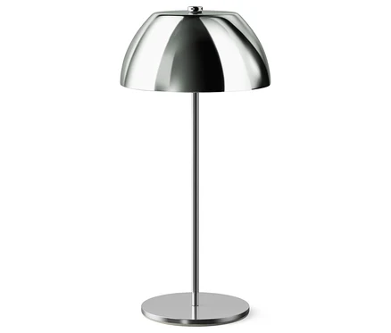 Silberfarbene Lampe mit rundem Schirm auf dünnem Fuß.
