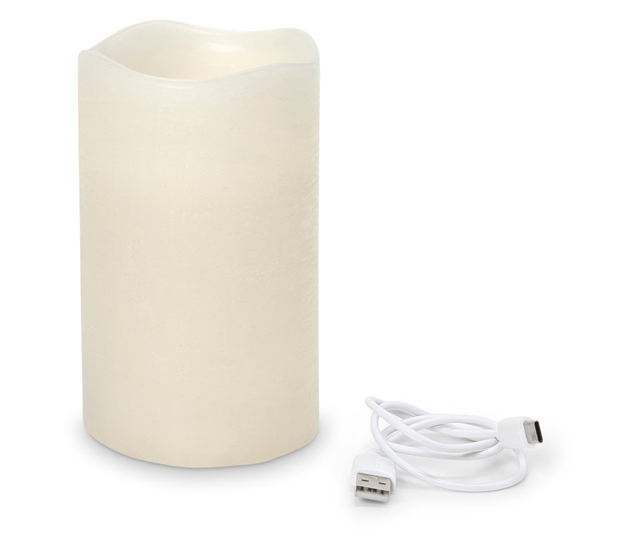 Eine weiße, zylindrische Kerze und ein USB-Ladekabel auf weißem Hintergrund.