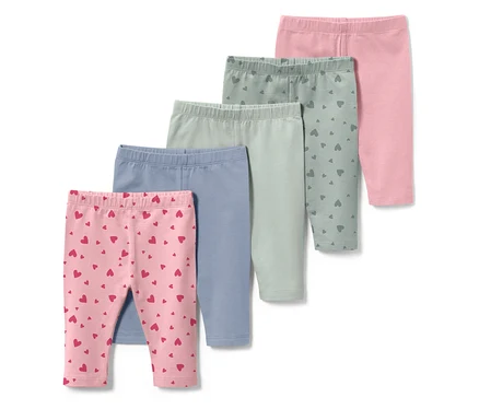 Fünf Leggings in verschiedenen Farben, darunter Rosa mit roten Herzen, Blau, Hellgrün mit Herzen und einfarbig Rosa.