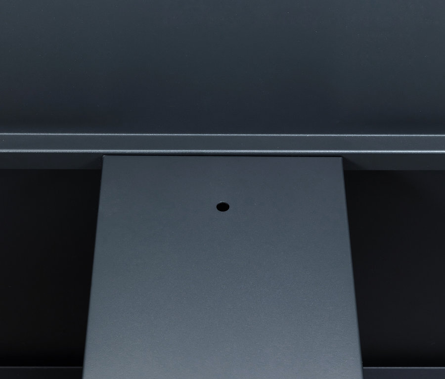 Detailaufnahme einer grauen Metallkonstruktion mit einem Loch.